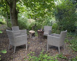 Natural sitting area at Het Kwade Konijn, vacation home in De Cocksdorp, Texel, surrounded by trees for a serene experience.