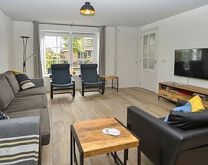 Spacious living room in Het Kwade Konijn, vacation home in De Cocksdorp, Texel, with modern furniture and lots of light.