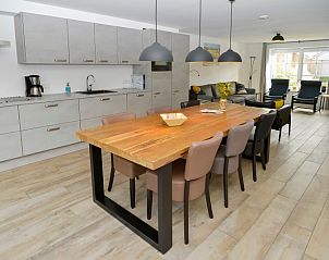 Open kitchen and dining area in Het Kwade Konijn, vacation home in De Cocksdorp, Texel, with spacious table and modern amenities.
