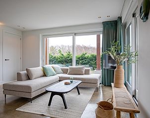 Gemtliches Wohnzimmer des Ferienhauses Het Rif in De Cocksdorp, Texel mit Blick auf die Natur.