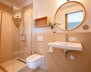 Stilvolles Badezimmer mit Dusche im Ferienhaus Het Rif, De Cocksdorp, Texel.