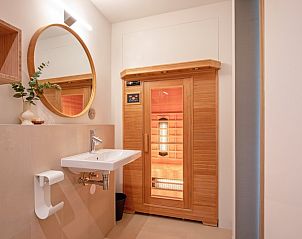 Luxurises Badezimmer mit Sauna im Ferienhaus Het Rif, De Cocksdorp, Texel zur Entspannung.