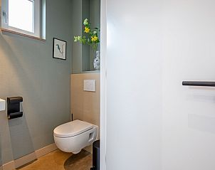 Moderner Toilettenraum im Ferienhaus Het Rif, De Cocksdorp, Texel mit elegantem Design.