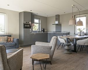 Moderne Kche und Wohnzimmer des Landhuis Typ K, Ferienhaus in De Cocksdorp, Texel.