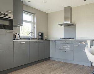 Stilvolle Kche mit grauen Schrnken im Landhuis Typ K, De Cocksdorp, Texel.