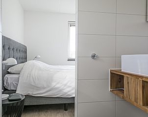 Komfortables Schlafzimmer mit Doppelbett im Landhuis Typ K, De Cocksdorp, Texel.