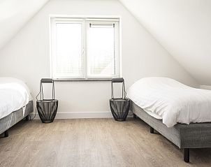 Helles Schlafzimmer mit zwei Betten im Landhuis Typ K, Ferienhaus auf Texel.
