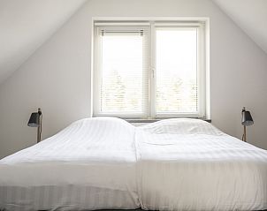 Gerumiges Schlafzimmer mit groem Fenster im Landhuis Typ K, De Cocksdorp, Texel.