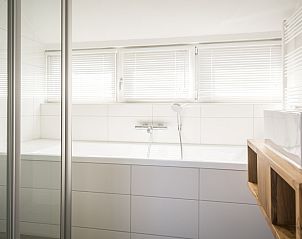 Modernes Badezimmer mit Badewanne im Landhuis Typ K, Ferienhaus Texel, Waddeninseln.