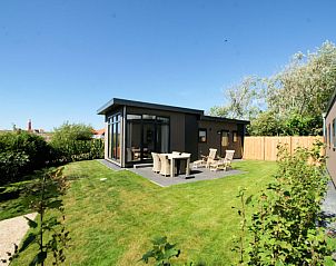 Chalet 34 Newport in De Cocksdorp, Texel with sunny terrace and green garden, ideal vacation home on the Wadden Islands.