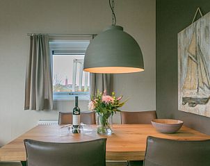 Cozy dining room of Chalet 34 Newport in De Cocksdorp, Texel overlooking the lighthouse, perfect vacation home on the Wadden Islands.