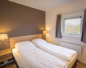 Comfortable bedroom in Chalet 34 Newport, De Cocksdorp, Texel, inviting vacation home on the Wadden Islands with peaceful views.