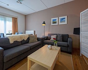 Stilvolle Sitzecke mit bequemen Sofas in Typ 3 - 2103, Ferienhaus in De Cocksdorp, Texel, ideal fr Familien.