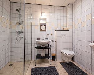 Modernes Badezimmer in Typ 3 - 2103, Ferienhaus in De Cocksdorp, Texel, mit gerumiger Dusche und Toilette.