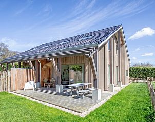 Das Ferienhaus Brakzand in De Cocksdorp Texel bietet eine groe Terrasse mit Blick auf die grne Natur.