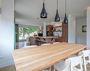 Essecke im Ferienhaus Brakzand, De Cocksdorp Texel, mit modernem Holz-Esstisch.