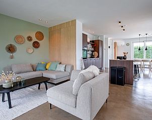 Heller Wohnbereich im Ferienhaus Brakzand, De Cocksdorp Texel, mit offener Kche und Sitzecke.