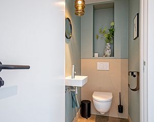 Stilvolles Badezimmer im Ferienhaus Brakzand, De Cocksdorp Texel, mit modernem Design.