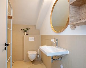 Modernes Badezimmer mit groem Spiegel im Ferienhaus Brakzand, De Cocksdorp Texel.