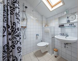 Stylish bathroom in Type 1 - 2100 vacation home, De Cocksdorp, Texel, with shower and modern amenities.