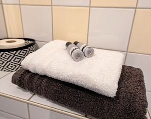 Towels and shampoo in Type 1 - 2100 vacation home, De Cocksdorp, Texel, for a comfortable stay.