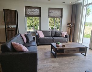 Cozy living room of vacation home Eierland in De Cocksdorp, Texel, with comfortable sofas.