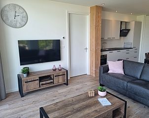 Modern living space in vacation home Eierland, De Cocksdorp, Texel, with television and kitchen.