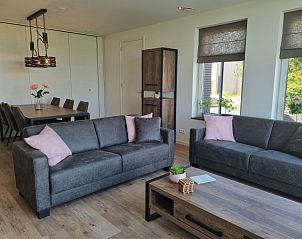 Stylish living room of vacation home Eierland in De Cocksdorp, Texel, with dining area and lots of light.