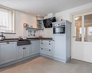 Moderne keuken in Bungalow Postweg 109, De Cocksdorp, Texel. Vakantiehuis met stijlvolle inrichting op de Waddeneilanden.
