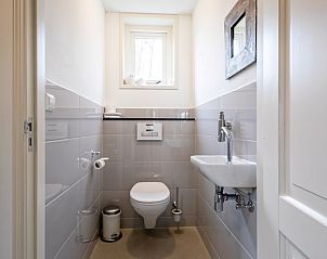 Moderne badkamer in Bungalow Postweg 109, De Cocksdorp, Texel, Waddeneilanden, vakantiehuis met stijlvolle voorzieningen.