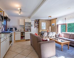 Gerumiger Wohnbereich mit Kche und Sitzecke im Ferienhaus Slufterduin 092 auf Texel.