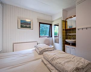Schlafzimmer mit eigenem Waschbecken im Ferienhaus Slufterduin 092, De Cocksdorp, Texel.