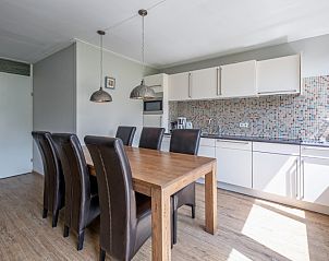 Dining room and kitchen in Holiday home Slufterhoek 132, De Cocksdorp, Texel, with modern amenities