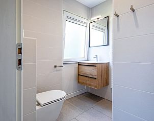Modern bathroom in Holiday home Slufterhoek 132, Texel, with toilet and stylish sink