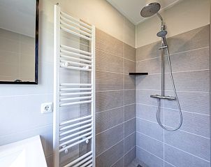 Luxury shower in Holiday home Slufterhoek 132, De Cocksdorp, Texel, with modern finishes
