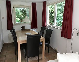 Dining area in Bungalowpark Slufteroord, De Cocksdorp Texel, perfect for cozy meals during your vacation on the Wadden Islands.