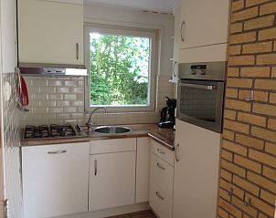 Fully equipped kitchen in Holiday home Slufteroord 270, De Cocksdorp Texel, with modern appliances and views of nature.