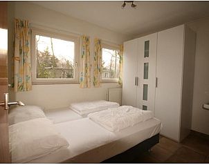 Attractive bedroom in Bungalowpark Slufteroord, De Cocksdorp Texel, with comfortable beds and peaceful surroundings.