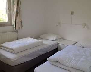 Second bedroom in Holiday home Slufteroord 270, De Cocksdorp Texel, with two single beds for a relaxing stay.