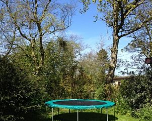 Spacious garden with trampoline in Holiday home Slufteroord 270, De Cocksdorp Texel, perfect for outdoor fun on the Wadden Islands.