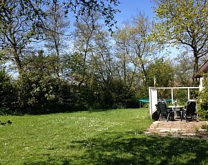 Sunny terrace at Bungalowpark Slufteroord, De Cocksdorp Texel, with garden furniture for cozy outdoor moments.