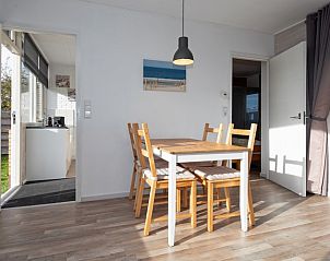 Dining area in Bungalow Tamarisk 190, a vacation home on Texel, with access to the kitchen.