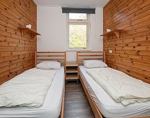 Second bedroom in Bungalow Tamarisk 190, vacation accommodation on Texel, with two single beds.