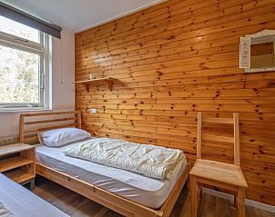 Cozy bedroom in Bungalow Tamarisk 190, De Cocksdorp, Texel, with wooden interior.