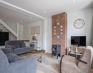 Cozy living room in Holiday home Slufterhoek 104, De Cocksdorp Texel, with comfortable seating area and cozy furnishings.