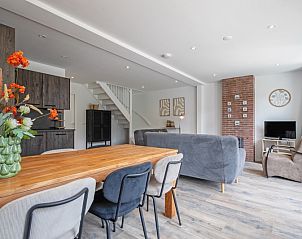 Dining and living room in Holiday home Slufterhoek 104, De Cocksdorp Texel, with spacious dining table and stylish decoration.