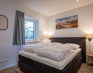 Bedroom with comfortable bed in Holiday home Slufterhoek 104, De Cocksdorp Texel, for a good night's sleep on the Wadden Islands.