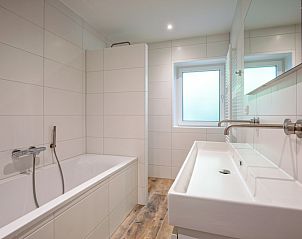 Modern bathroom with double sink in Holiday home Slufterhoek 104, De Cocksdorp Texel, ideal for families.