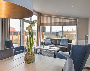 Gezellige woonkamer van Chalet 05 Nevada in De Cocksdorp Texel met zithoek en grote ramen voor veel licht.