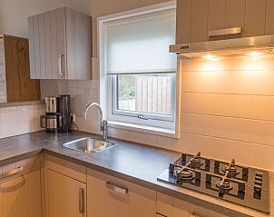 Volledig uitgeruste keuken in Chalet 05 Nevada, De Cocksdorp Texel, perfect voor een culinair verblijf op Waddeneilanden.